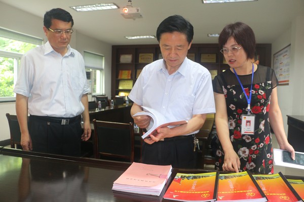 梅厅长实地查贵池区城北社区.jpg