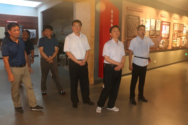 参观烈士纪念馆.jpg